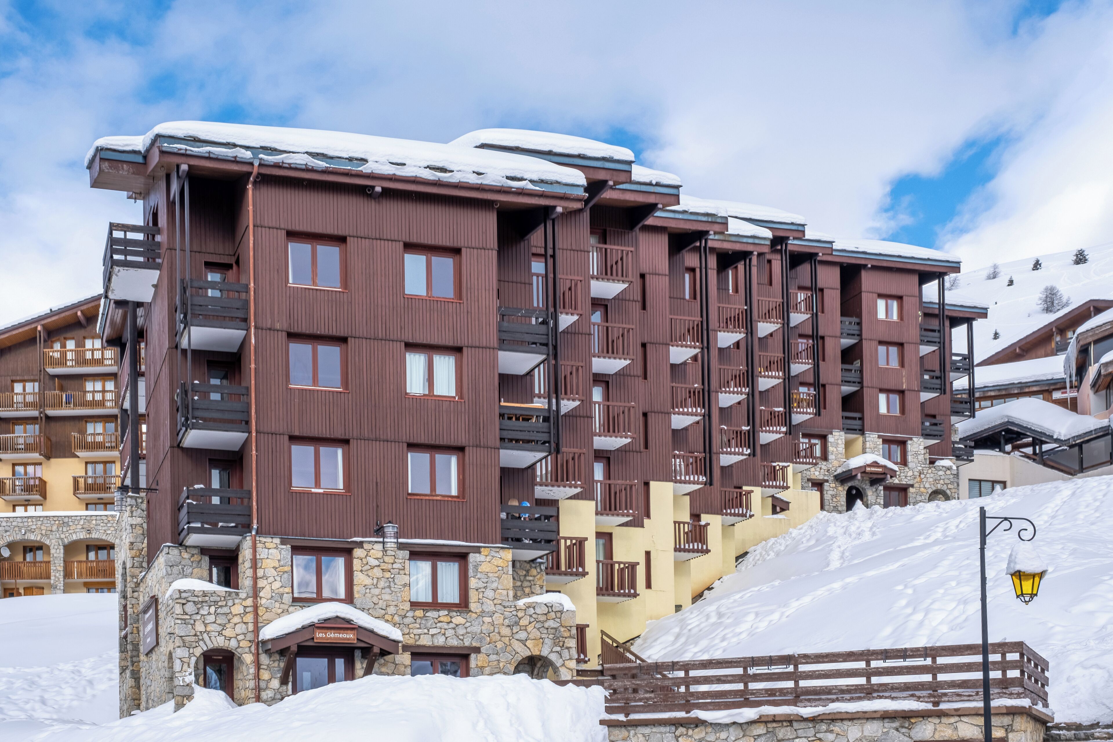 Un hotel de varios pisos con balcones y fachada de piedra.