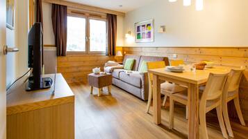Studio 4 people - 1 sleeping alcove | Living area | TV