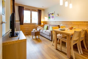 Estudio estándar | Área de sala de estar | Televisión 