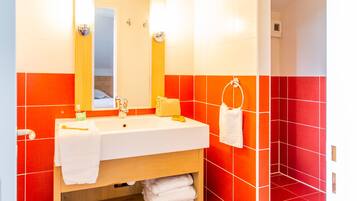 Apartment 7 people - 1 bedroom + 1 sleeping alcove | Bathroom | Free toiletries, hair dryer, towels