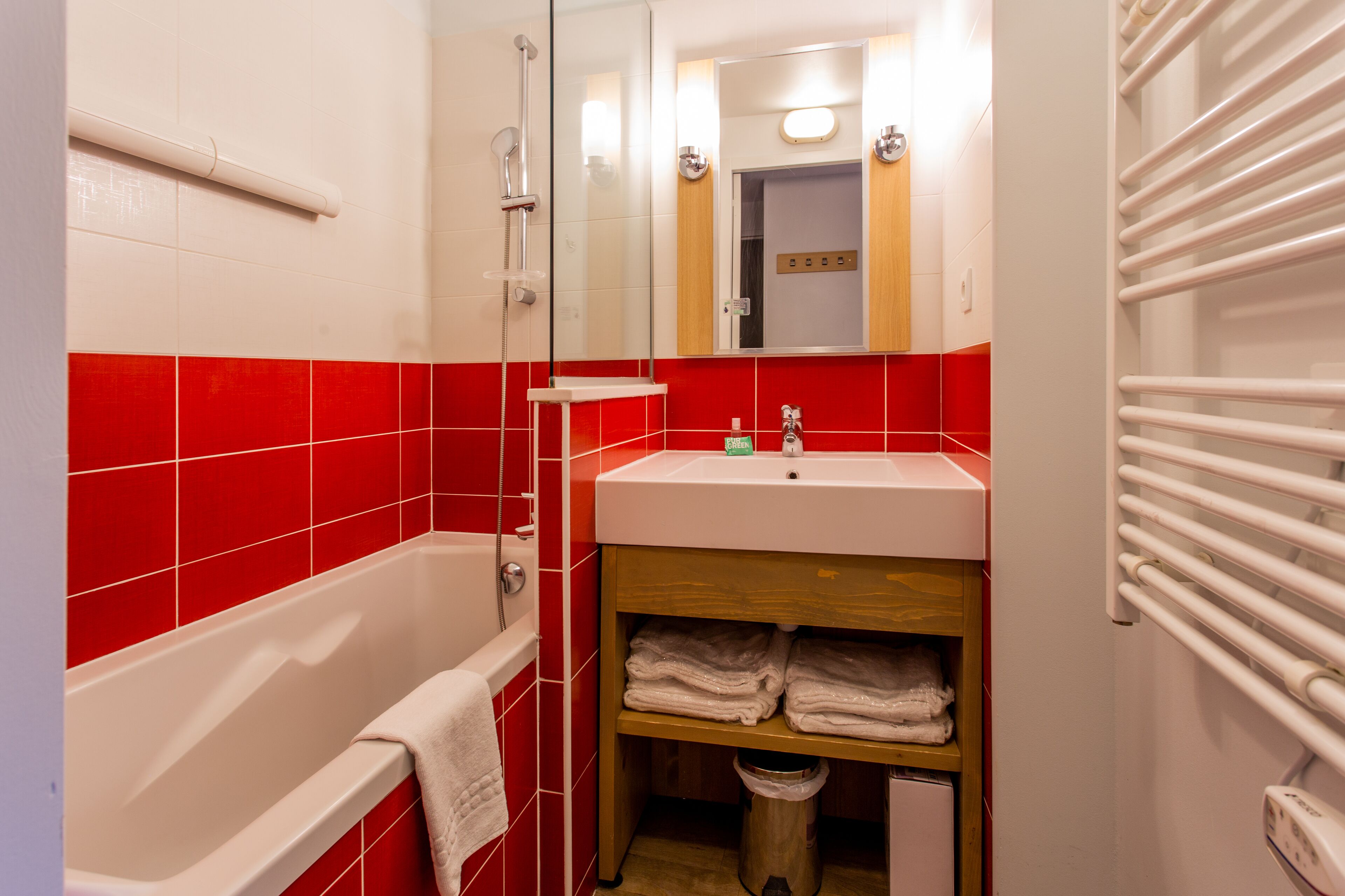 Ein Badezimmer mit einer Badewanne, einem Waschbecken und einem Spiegel.
