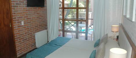 Studio, tekjøkken | Safe på rommet, barnesenger og wi-fi (inkludert)