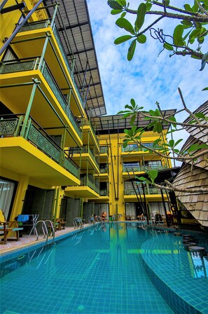 2 outdoor pools
