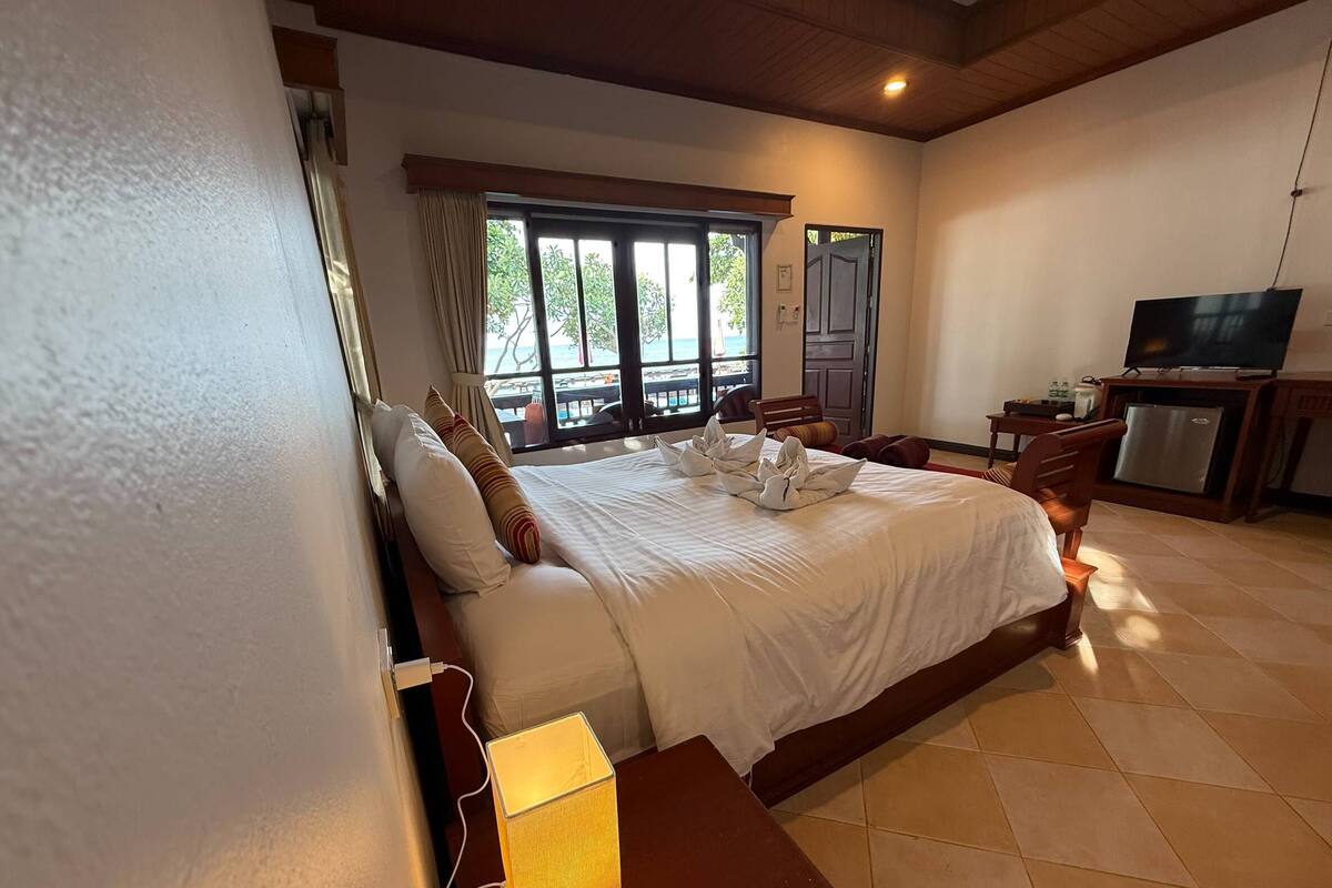 Bungalow, vista al océano (Seaside) | Minibar, caja de seguridad en la habitación y escritorio