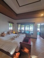 Bungalow, vistas al mar (Seaside) | Minibar, caja fuerte, escritorio y tabla de planchar con plancha