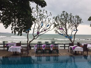 Breakfast, lunch, dinner served; Thai cuisine