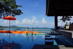 2 outdoor pools