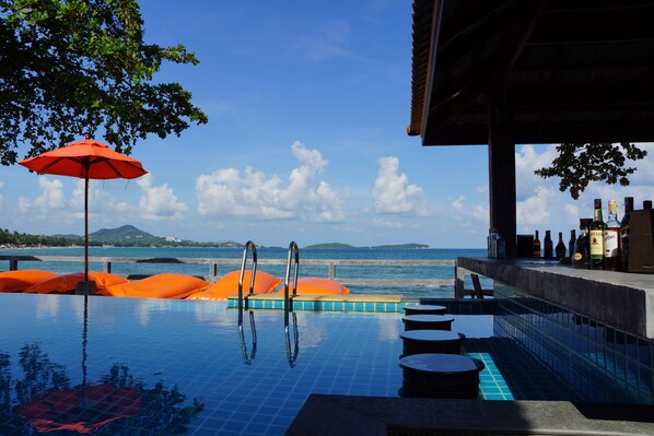 2 outdoor pools