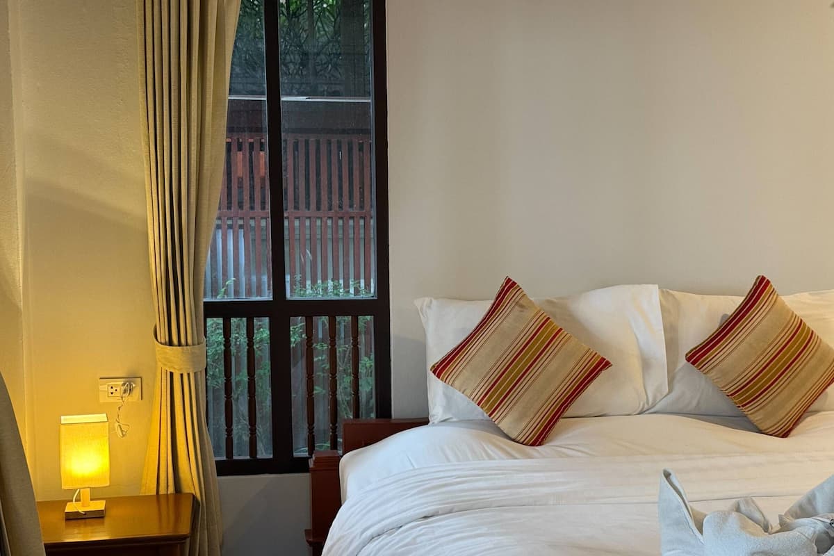 Seaside Bungalow | Minibar, in-room safe, desk, iron/ironing board (on request)