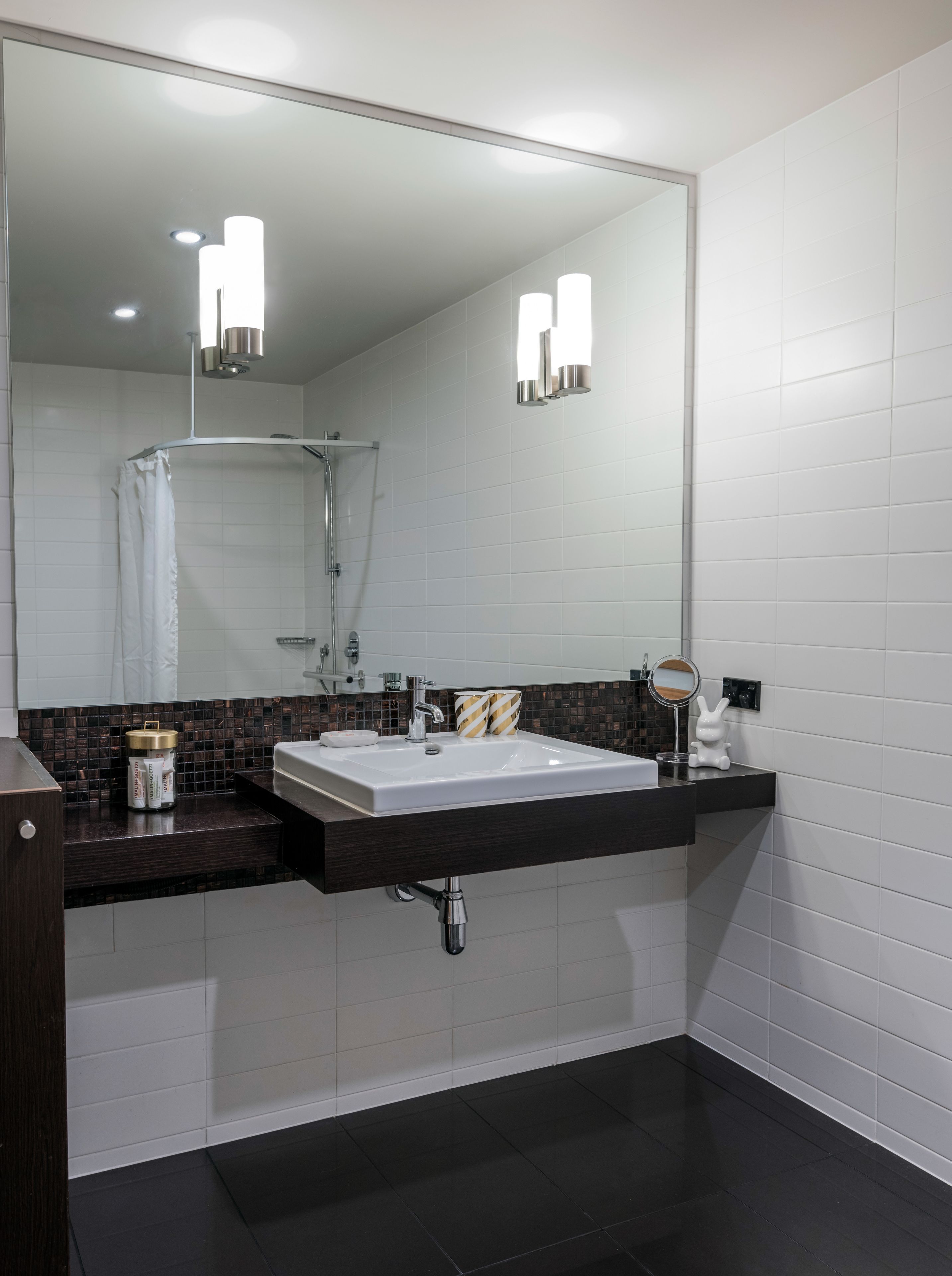 studio apartment accessible | bathroom | shower, free toiletries, hair dryer, bathrobes