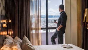 Safe på rommet, skrivebord, strykejern/-brett og wi-fi (inkludert)