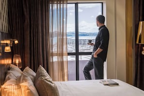 Caja de seguridad en la habitación y escritorio