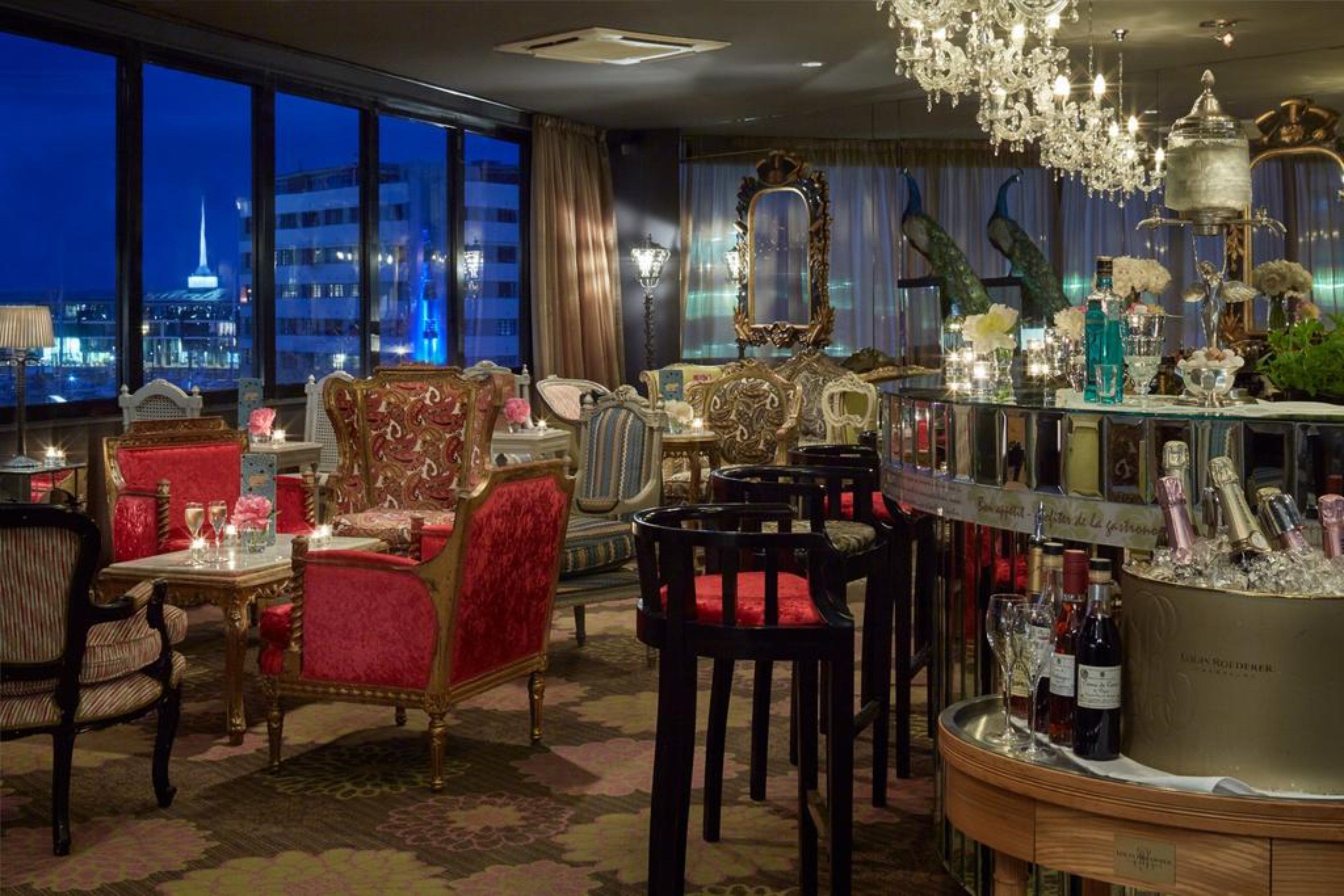 serves breakfast, lunch and dinner