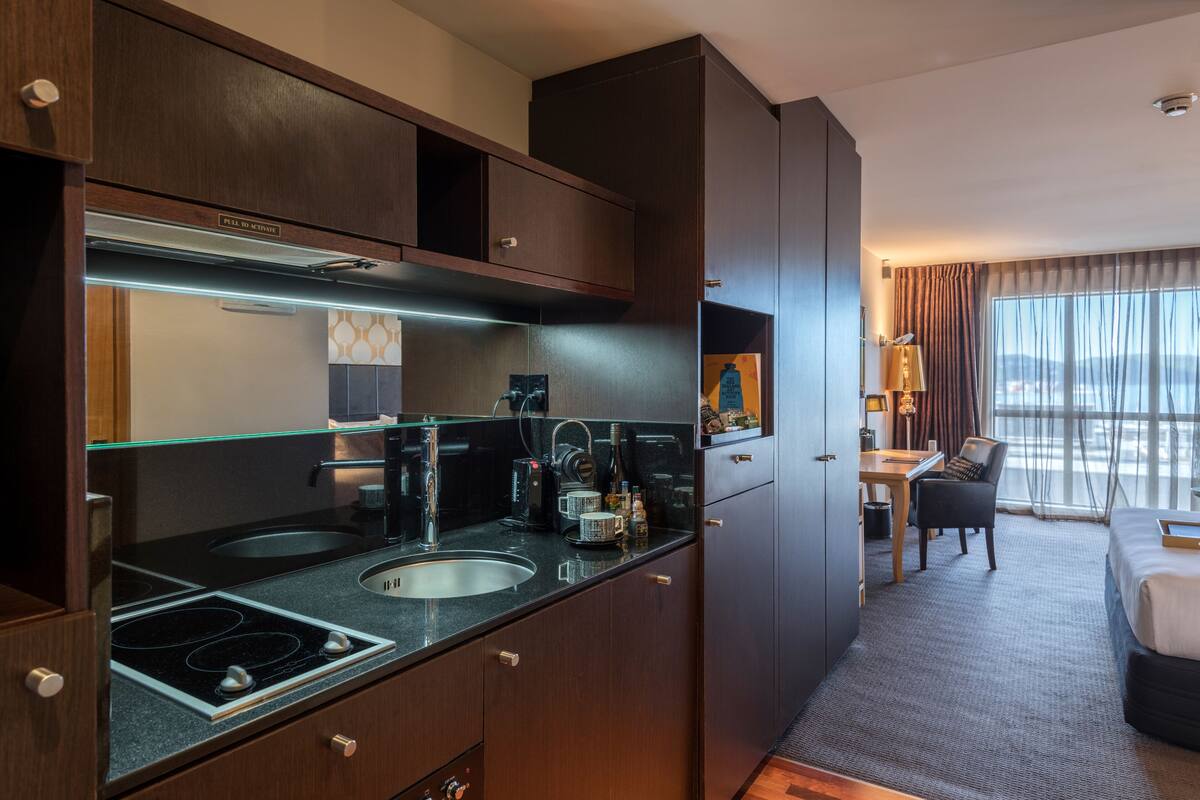 studio apartment king harbour view | private kitchenette | fridge, microwave, oven, dishwasher