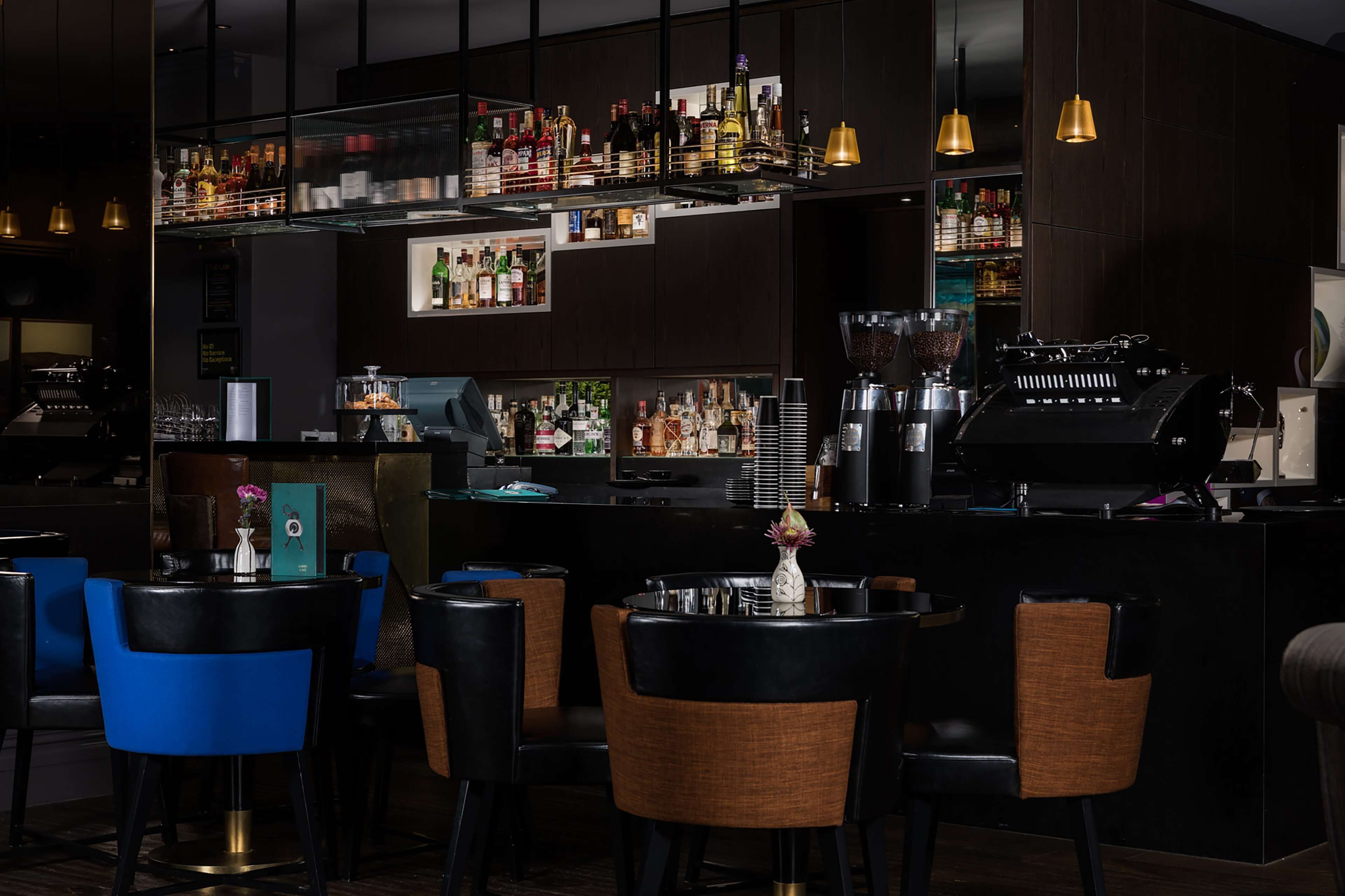 serves breakfast, lunch and dinner