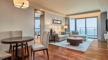 Habitación Deluxe, vistas parciales al mar (Suite) | 1 dormitorio, ropa de cama de alta calidad, edredones de plumas