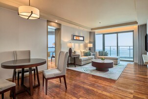 Deluxe-Zimmer, eingeschränkter Meerblick (Suite) | Hochwertige Bettwaren, Daunenbettdecken, Minibar, Zimmersafe