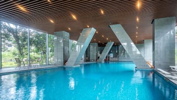 Innendørsbasseng og utendørsbasseng