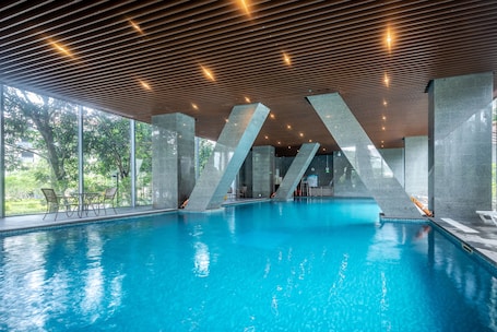 Una piscina techada, una piscina al aire libre