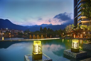 Una piscina cubierta, una piscina al aire libre