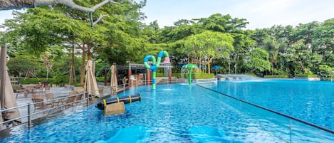 Piscine couverte, piscine extérieure, parasols de plage, chaises longues