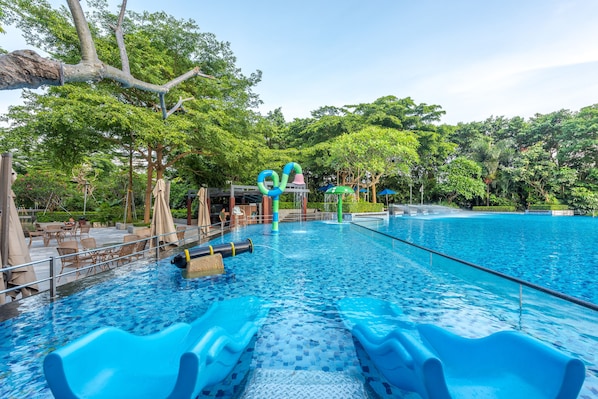 Una piscina techada, una piscina al aire libre