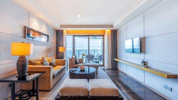 Habitación Deluxe, vistas parciales al mar (Suite) | 1 dormitorio, ropa de cama de alta calidad, edredones de plumas