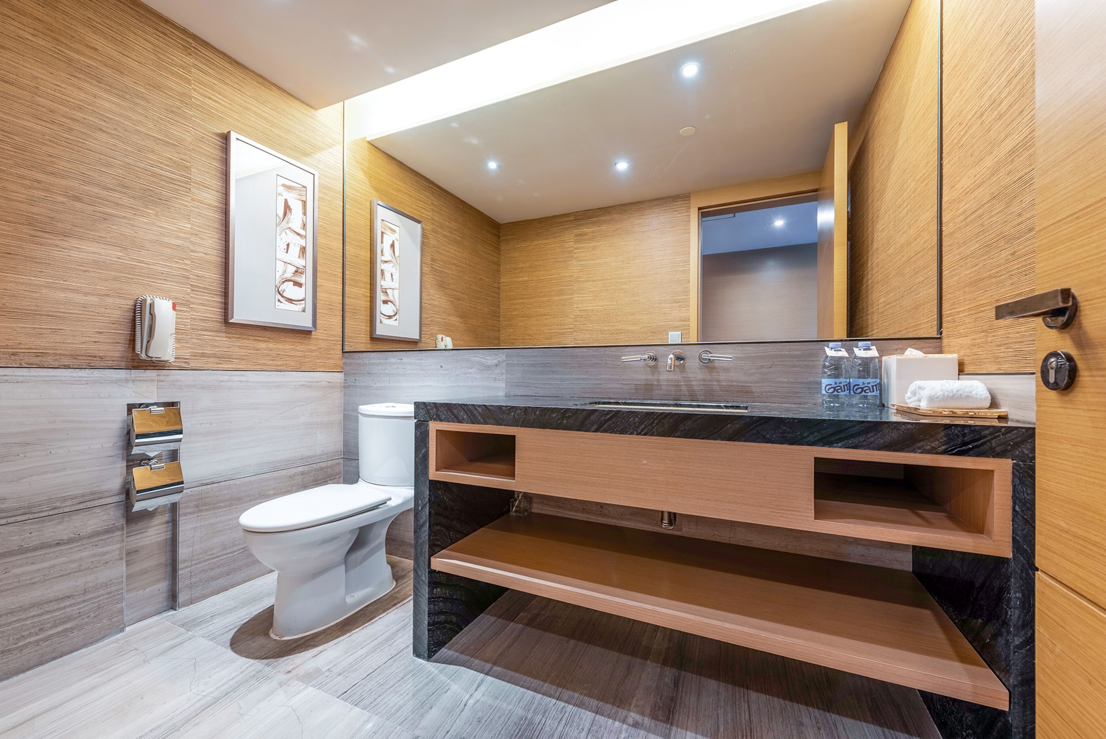 deluxe seaview suite | bathroom | combined shower/bathtub, deep-soaking bathtub, rainfall showerhead