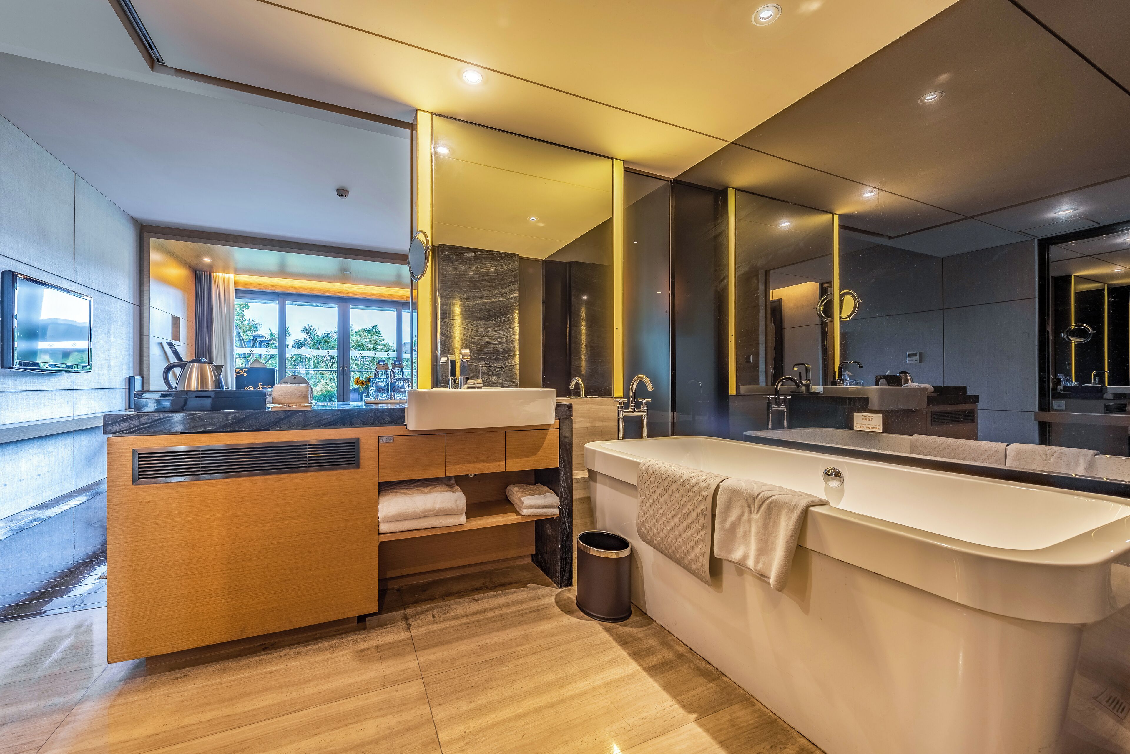 deluxe king room | bathroom | combined shower/bathtub, deep-soaking bathtub, rainfall showerhead