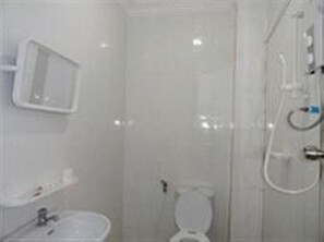 Separate tub and shower, designer toiletries, slippers, towels - Sun Flower Mart (Phnom Penh)