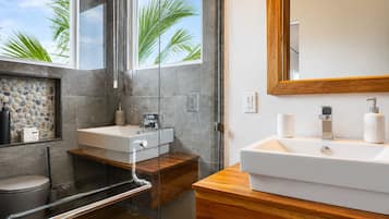 Premium Villa | Bathroom | Shower, towels, soap, shampoo
