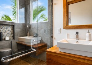 Biệt thự Premium | Phòng tắm | Buồng tắm vòi sen, khăn tắm, xà phòng, dầu gội 