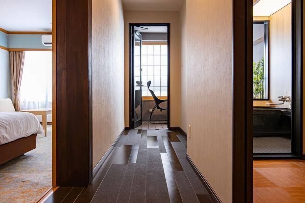 In-room safe, free WiFi, bed sheets