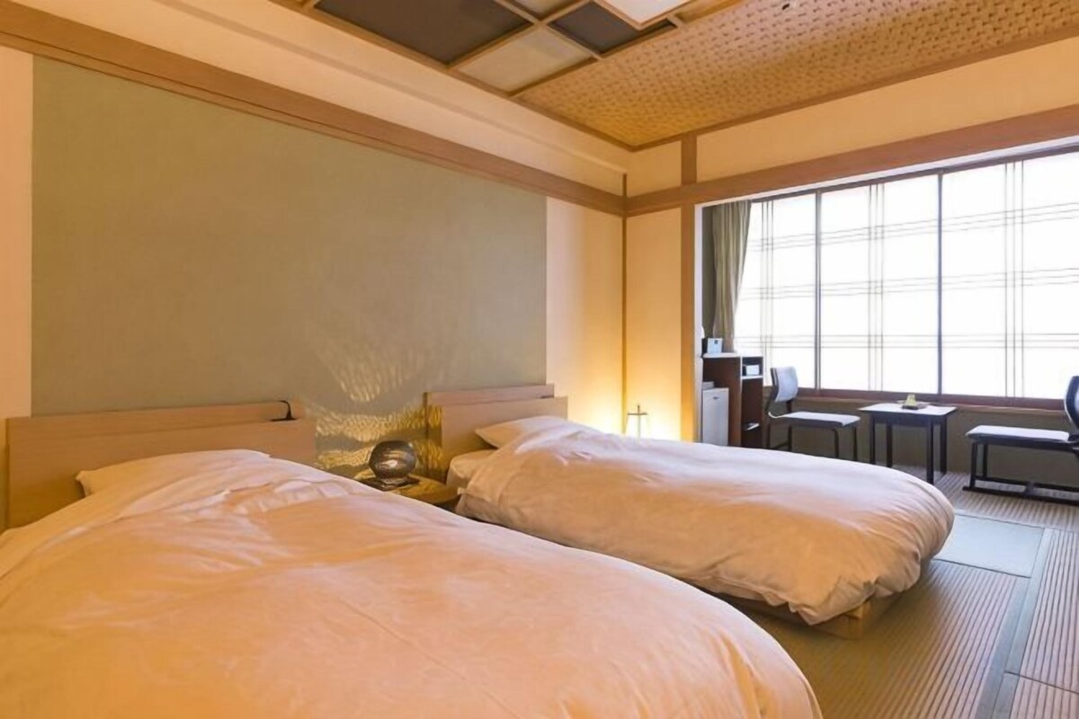 In-room safe, WiFi (free)
