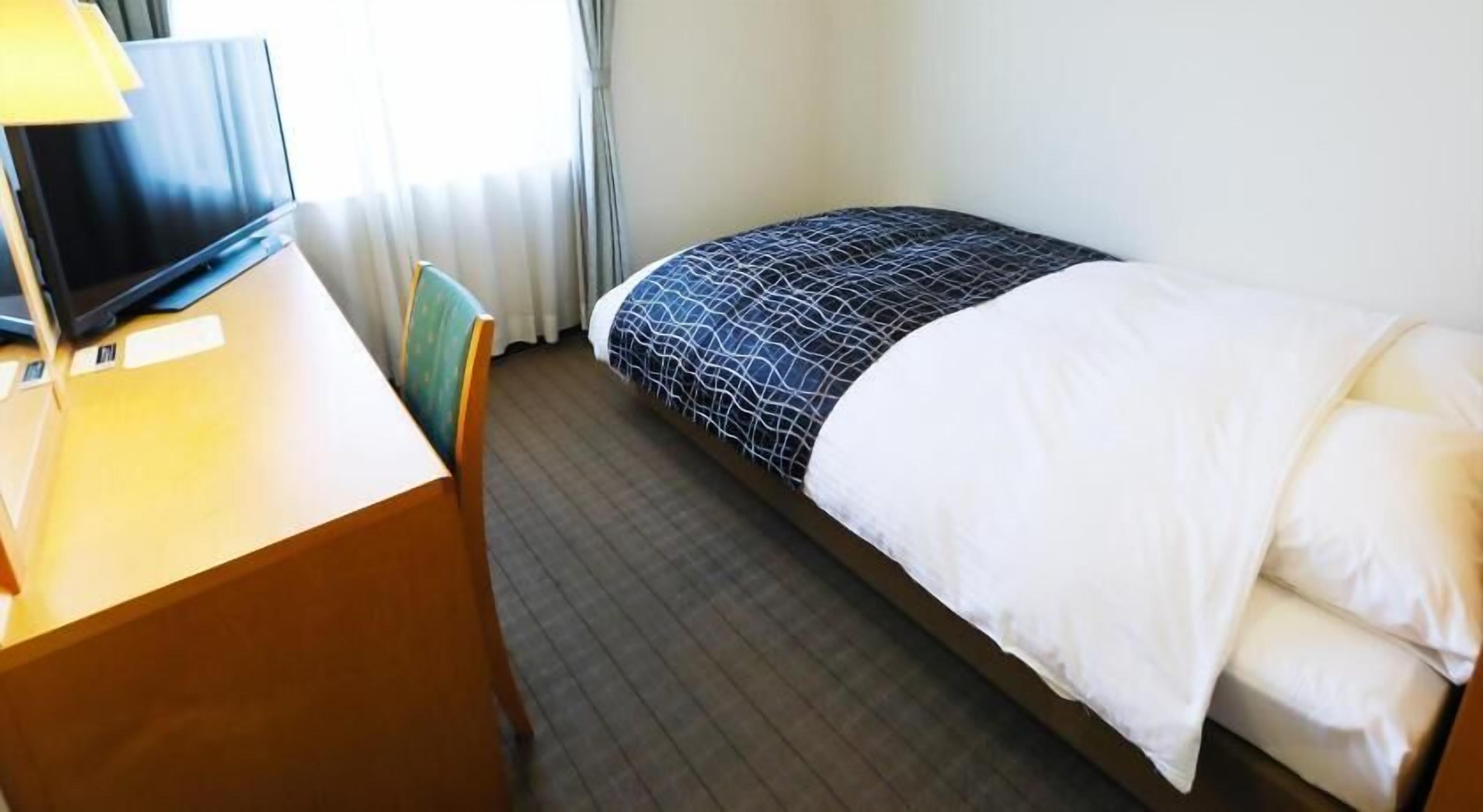 Meja kerja, ruang kerja ramah laptop, dan tirai kedap cahaya