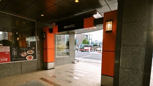 The entrance of APA HOTEL with a clear view of the street outside. - APA Hotel Obihiro Ekimae (Obihiro)