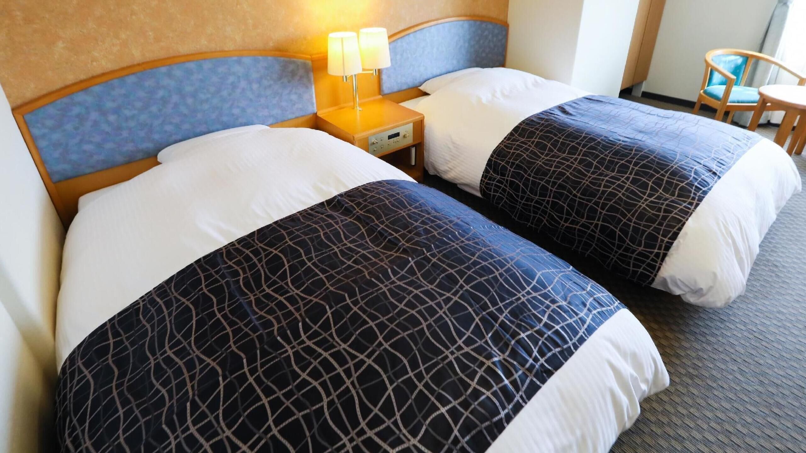 Meja kerja, ruang kerja ramah laptop, dan tirai kedap cahaya