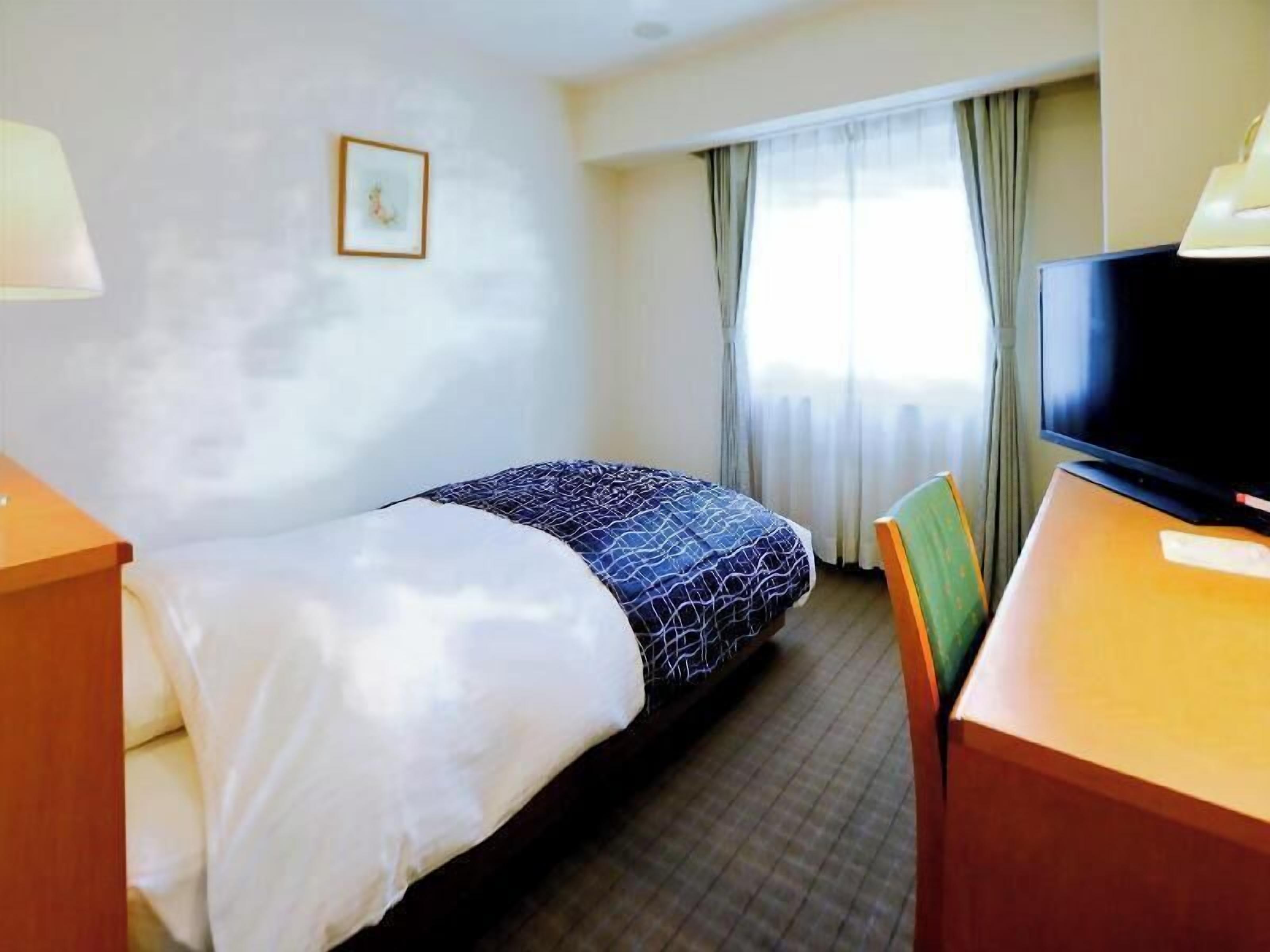 Meja kerja, ruang kerja ramah laptop, dan tirai kedap cahaya