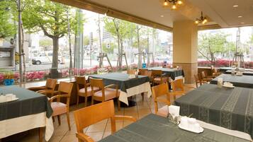 Daily buffet breakfast (JPY 1300 per person)