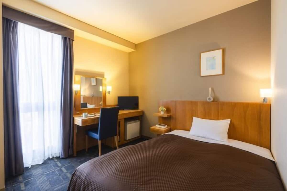 Schreibtisch, Verdunkelungsvorhänge, schallisolierte Zimmer