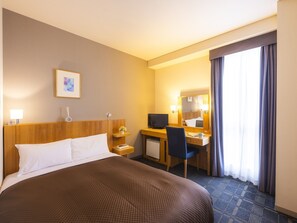 Desk, blackout curtains, soundproofing, free WiFi