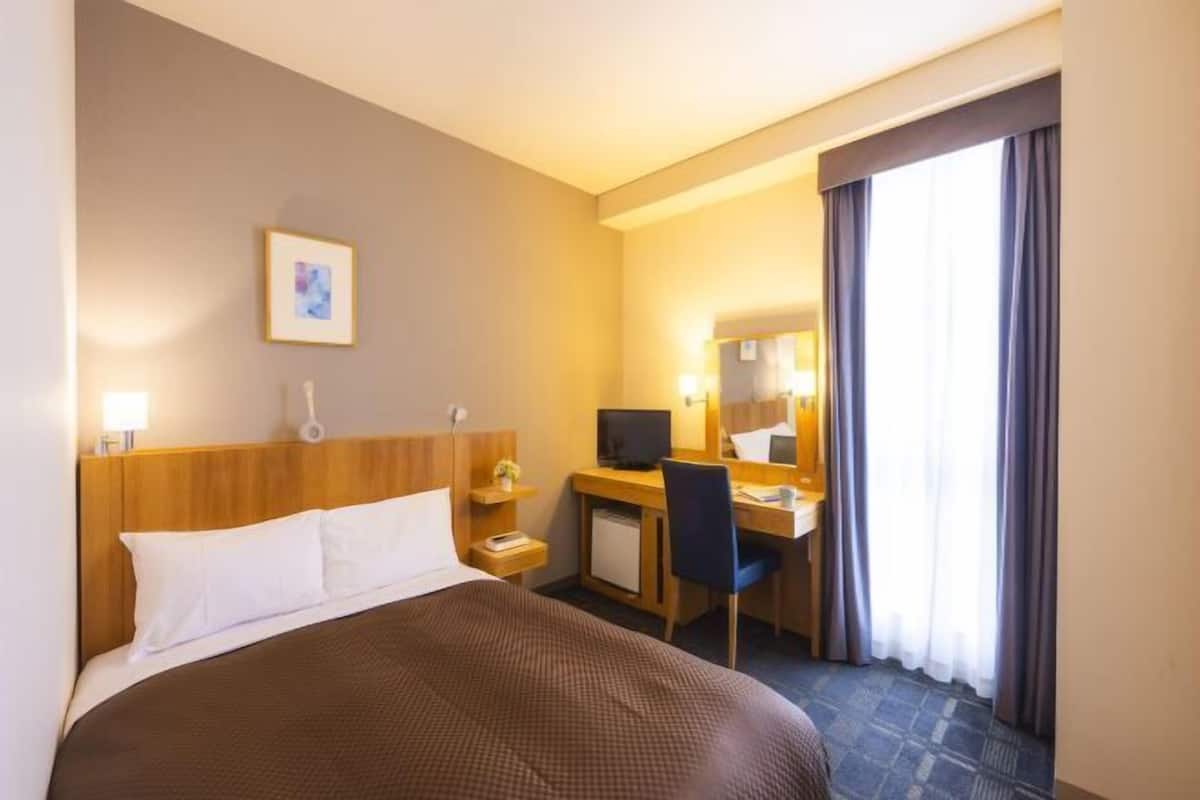 Schreibtisch, Verdunkelungsvorhänge, schallisolierte Zimmer