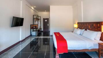 Champei King | In-room safe, desk, bed sheets