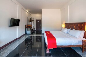 Caja de seguridad en la habitación, escritorio y ropa de cama 