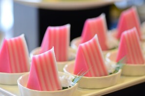 Se sirven desayunos, comidas y cocina internacional con vista al jardín