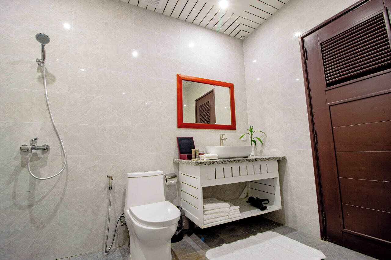 Designer-Toilettenartikel, Haartrockner, Bademäntel, Hausschuhe