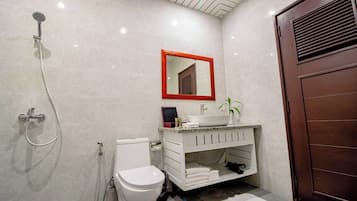 Designer-Toilettenartikel, Haartrockner, BademÀntel, Hausschuhe