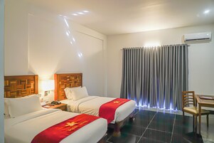 Kamar Twin Klasik | Brankas, meja kerja, dan seprai linen