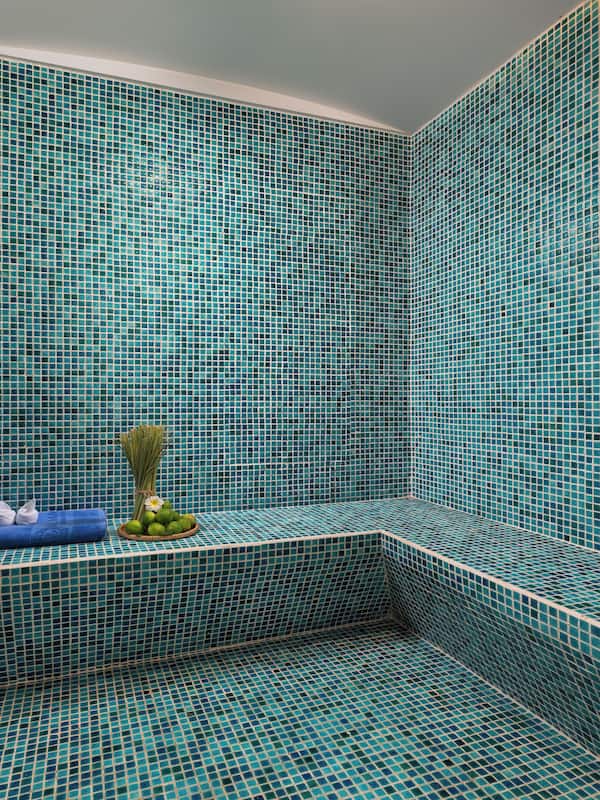 Salas de tratamiento para parejas, sauna y tina de hidromasaje