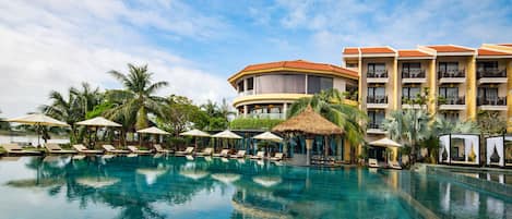 2 piscinas al aire libre, sombrillas, sillones reclinables de piscina